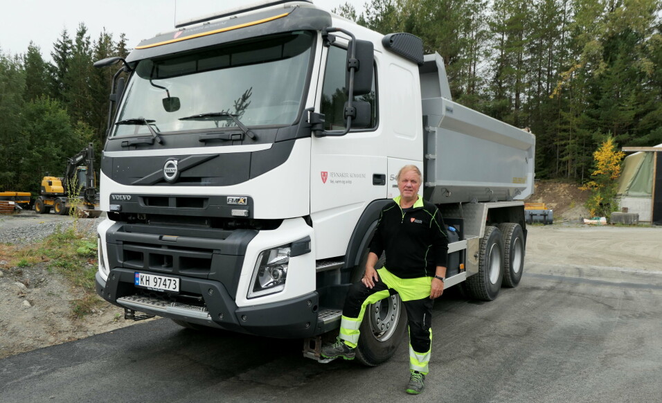 LASTEBILMANNEN: Veteranen Hans Erik Esprum (65) liker seg best bak lastebilrattet og har vært i Jevnaker kommune i 21 år. Foto: Bjørn E. Eriksen