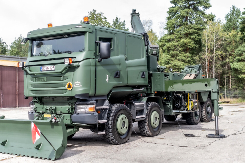 Kranutstyret er av merke Hiab. Chassiset er Scania 8x8, med en Scania mannskapshytte på toppen. Påbygget og pansringen er levert av polske Rosomak S.A.
