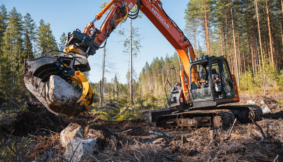 SKOGEN: TMK MultiGrab benyttes mye til fjerning av stein, røtter og stubber i skogen. Foto: TMK Multigrab