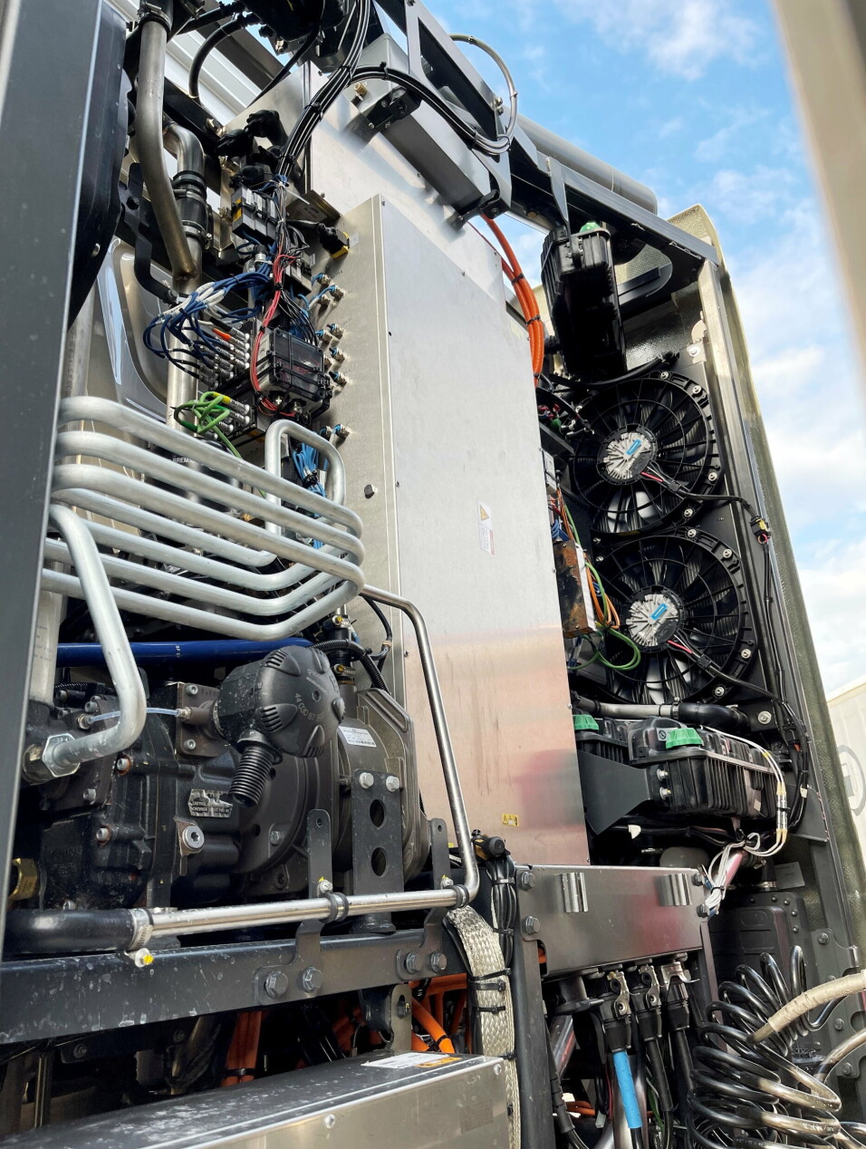 LENGRE: GenH2 er forlenget med 60 cm slik at bilen får nok kjøling og plass til elektronikken i skapene i midten. Dermed er totallengden 17,1 meter med en standard semihenger.