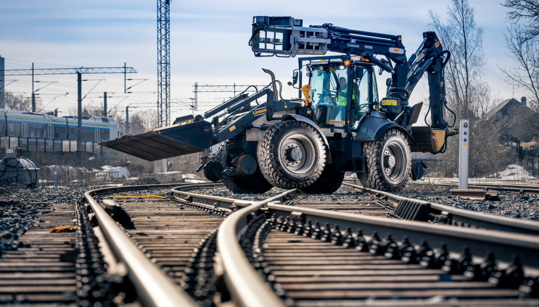 UJEVNE ARBEIDSFORHOLD: Arbeid på jernbane krever litt ekstra av både dekk, maskin og fører. Foto: Nokian