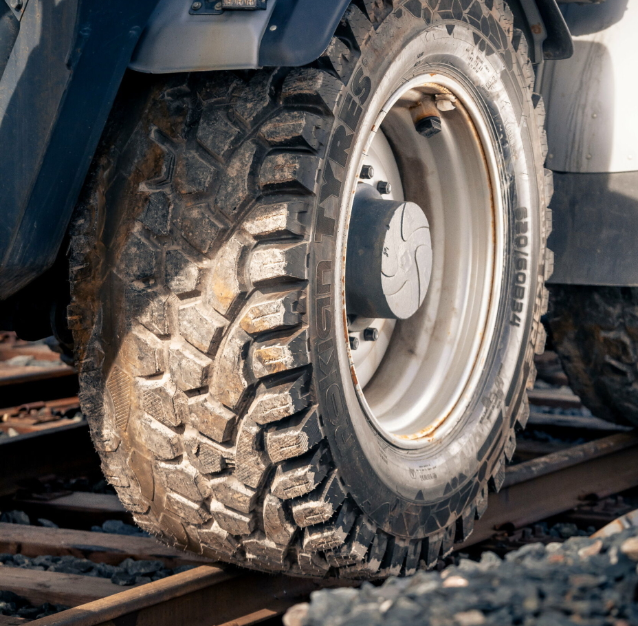 ANNERLEDES: Det semiprofilløse Nokian Ground Kare-dekket har et spesielt utseende uten mønster på omtrent en tredjedel av dekkets slitebane. Foto: Nokian