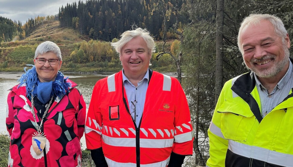 Fornøyd trio. Fra venstre: Ordfører i Grane, Ellen Schjølberg (Sp), utbyggingsdirektør i Statens vegvesen, Kjell Inge Davik og administrerende direktør, Frode Nilsen, i LNS AS.