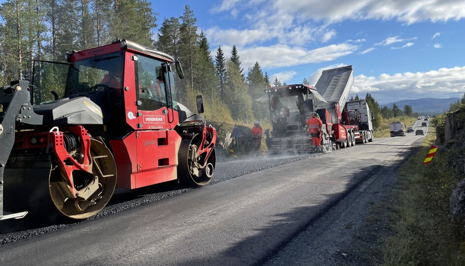 Asfaltering med klimavennlig asfalt med plantebasert bindemiddel på E14 i Meråker i Trøndelag.