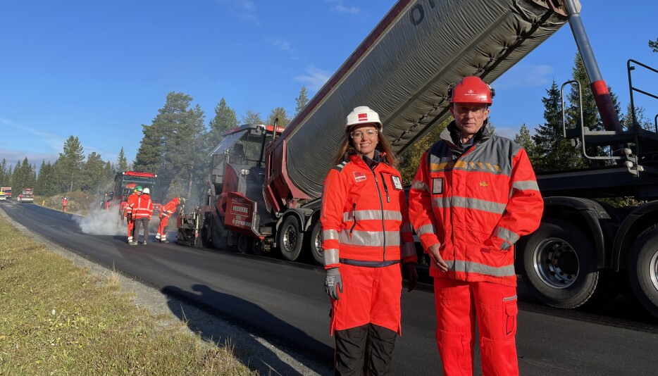 Innovasjonsleder Trine Okstad i Veidekke Asfalt og fagansvarlig for asfalt, Thor Asbjørn Lunaas i Statens vegvesen.