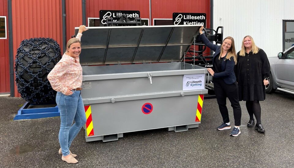 Lilleseth Kjetting starter med kjettingpant. Fra venstre: Markedssjef Stine Lilleseth, Ida Gulbrandsen (Klosser Innovasjon) og økonomisjef Ingvild Fuglerud.