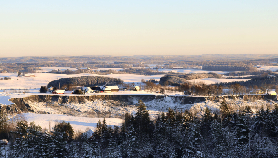 Raset startet ved Holmen gård, helt til høyre i bildet, og forplantet seg flere hundre meter sideveis.
