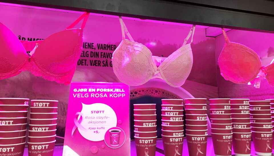 KREATIVE PÅFUNN: Entusiastiske Circle K-medarbeidere har pyntet stasjonene i forkant av Rosa sløyfe-aksjonen. Foto: Circle K Foto: Circle K