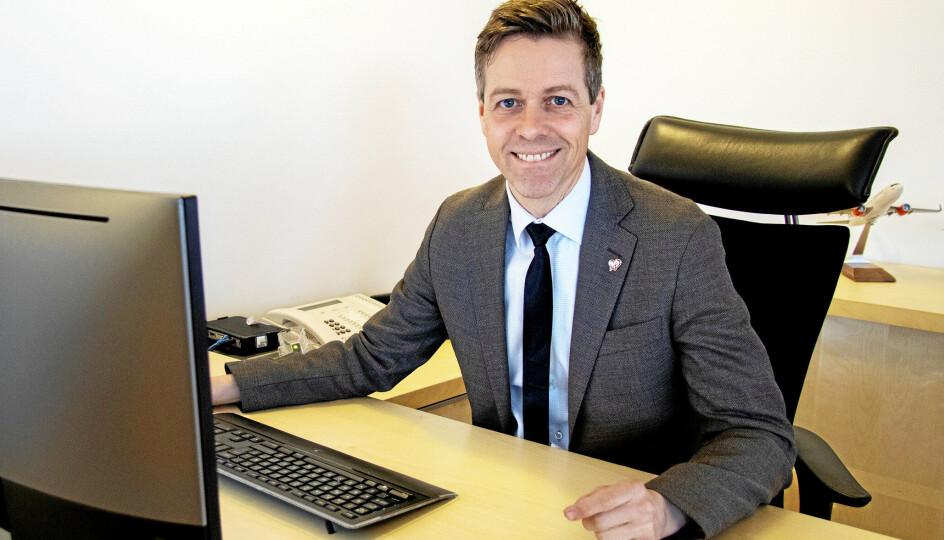 Knut Arild Hareide hører på ekspertene og fjerner ikke krav om helseattest.