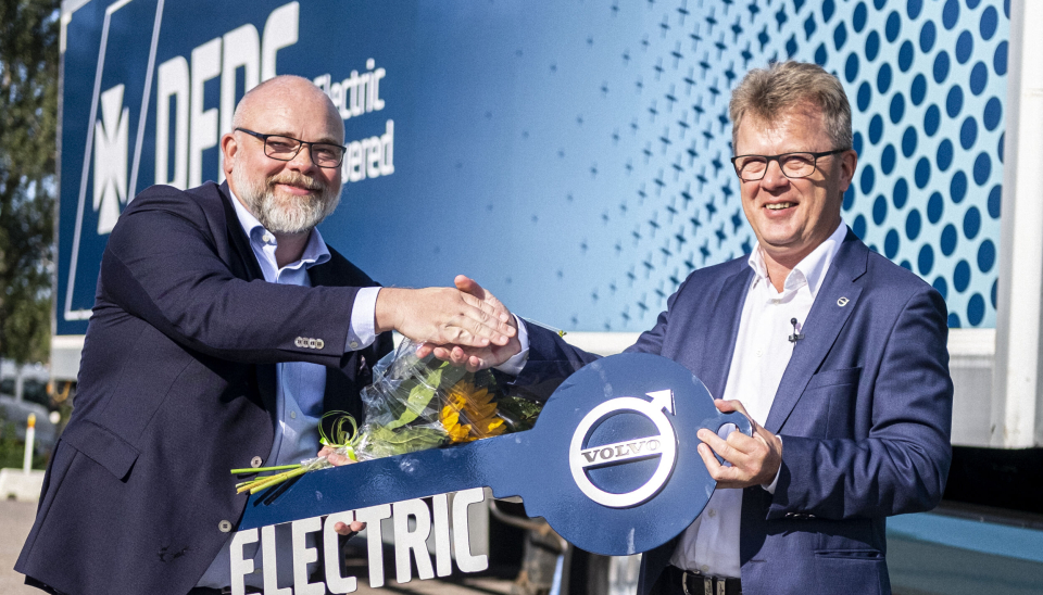 Den første Volvo FM Electric ble overlevert av administrerende direktør i Volvo Trucks, Roger Alm (til høyre), til DFDS, representert av Niklas Andersson, konserndirektør og sjef for logistikkavdelingen i DFDS, i august. Leveransen av resten av de 100 lastebilene starter i fjerde kvartal 2022.