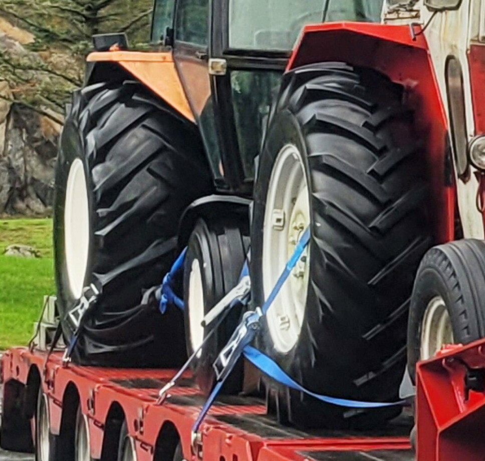 SKREMMENDE: Kontrollørene til Statens vegvesen ble skremt da de så denne sikringen av den tunge traktoren bak på hengeren. Foto: Odd Arild Fintland, Statens vegvesen