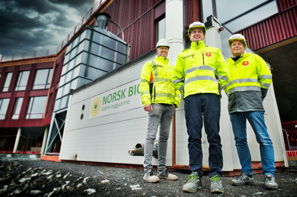 LANGT SAMARBEID: Utleiesenteret og Norsk Bio har allerede anlegg i drift. Fra venstre: Daglig leder Henrik Kjæreng i Norsk Bio, Lasse Bjørn som er selger av varmeprodukter i Utleiesenteret og salgs- og markedssjef Morten Dahl i Utleiesenteret. Foto: Steven Amdal