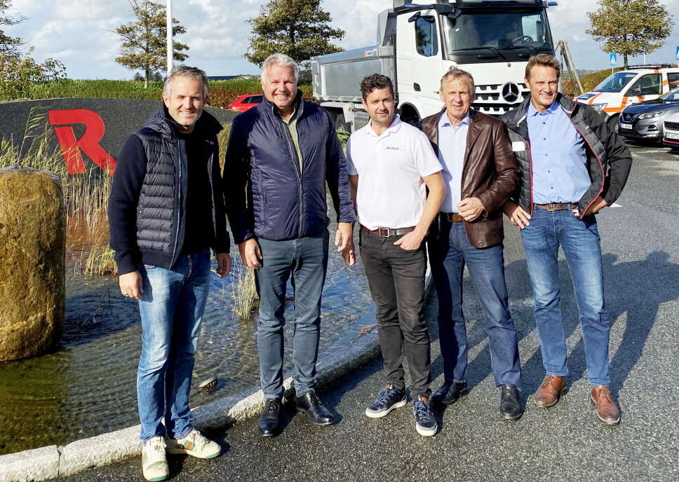 FRISK AVTALE: Risa/Rental.one kjøper hele 80 Mercedes-Benz lastebiler fra Bertel O. Steen. Fra venstre: Bjørn Risa (daglig leder Risa/styreleder Rental.one) Jarle Viuls (daglig leder Bertel O. Steen Lastebil og Buss), Kjetil Friestad (daglig leder Rental.one) Jan Ole Tronstad (regionsjef Bertel O. Steen Lastebil og Buss) og Arill Olsen (selger Bertel O. Steen Lastebil og Buss). Foto: Bertel O. Steen Foto: Bertel O. Steen