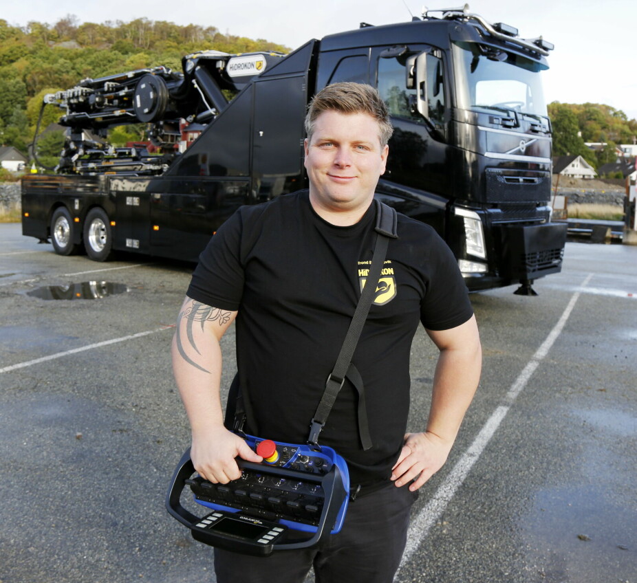 I GANG: Selger Trond Eirik Bruvik i Trucksenter med radiostyringen til Hidrokon-kranen. Foto: Klaus Eriksen