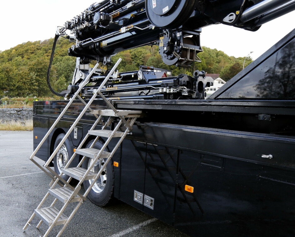 TRAPP: Bak en lang og smal luke på midten kan man svinge ut en Easy Up foldbar trapp med gelender og overraskende god stabilitet. Trucksenter har agenturet på Easy Up-trappen. Foto: Klaus Eriksen