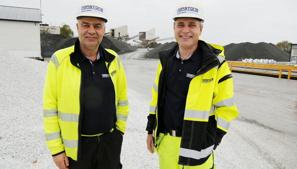 FORNØYD: Driftsleder Harald Frafjord (t.v.) og salgs- og markedssjef Kjetil Friestad i NorStone Røyneberg, er glade for ny konsesjon og mange nye år med drift på Sola. Foto: Klaus Eriksen