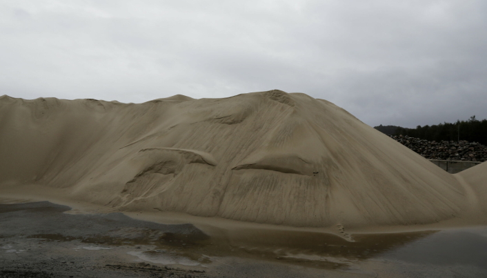SPESIALSAND: Denne sanden er meget god som sandvolleyballsand, og selges fra terminalen til NorStone til anlegg over hele landet. Foto: Klaus Eriksen
