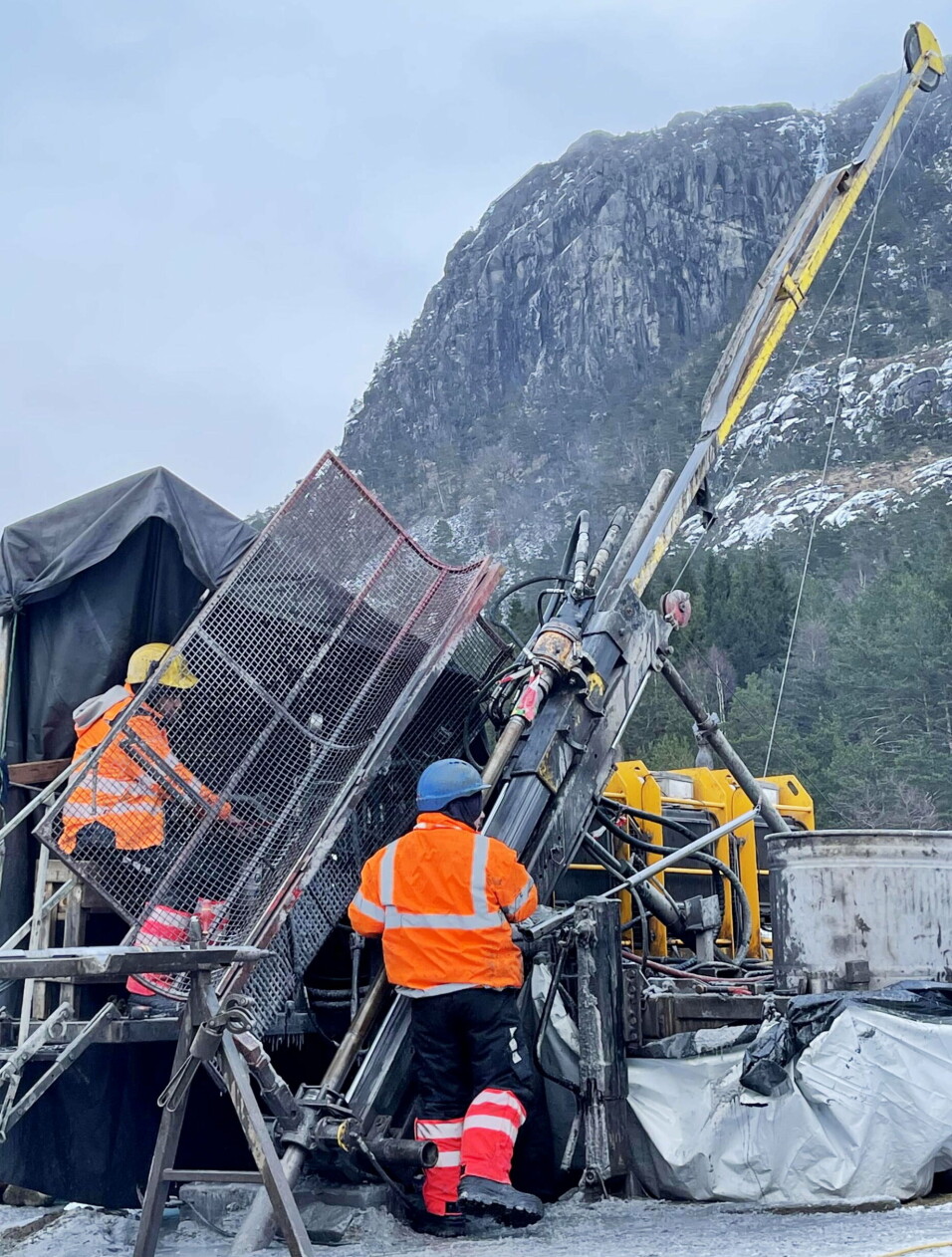 BORING: Et av teamene i gang med boring i Bjerkrheim. Foto: Norge Mining