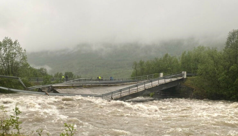 Den gamle E6-brua over Badderelva kollapset i flommen 12. juni i år. Nå skal den fjernes.