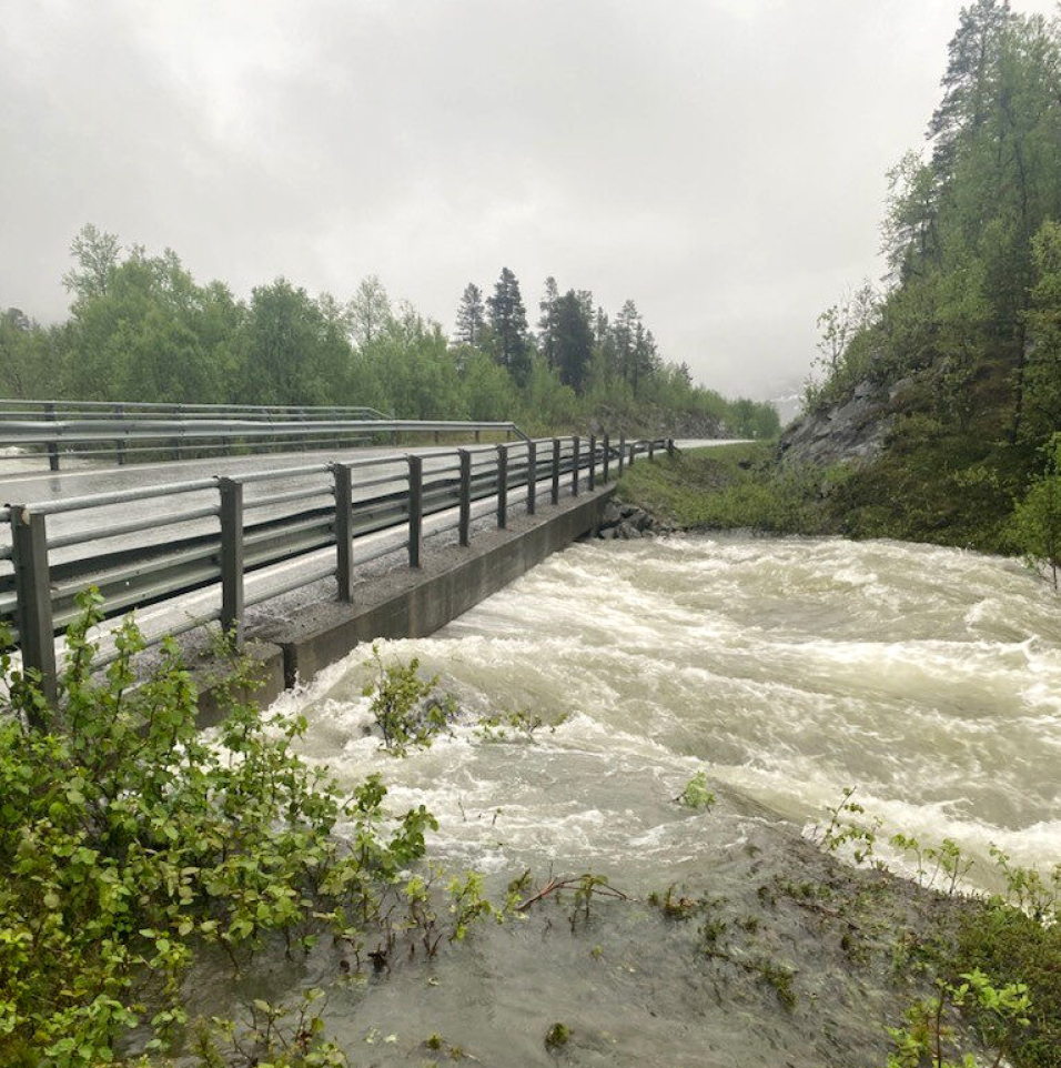 Det var nære på også for Badderen bru på dagens E6 under vårflommen 12. juni 2021.