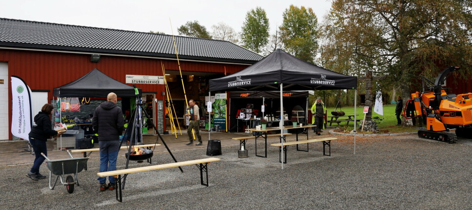 FAGDAGER: Selv om værgudene ikke viste seg fra sin beste side, var det god interesse med rundt 125 fremmøtte da Stubbeservice AS arrangerte fagdager for arborister og trefellere.