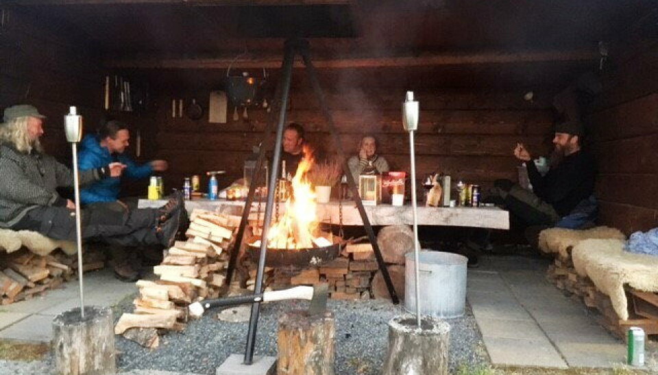 OVERNATTET: Det ble god stemning utover kvelden blant de 10-talls deltagerne som valgte å overnatte på gården hos Stubbeservice.