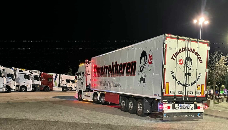 PAUSE: Det har ikke vært mange norske vogntog på europeiske trailerparkeringer de senere årene. I høst har det vært flere norske transportører fått henvendelser fra kunder de ikke har hørt fra på mange år. Foto: Timetrekkeren.
