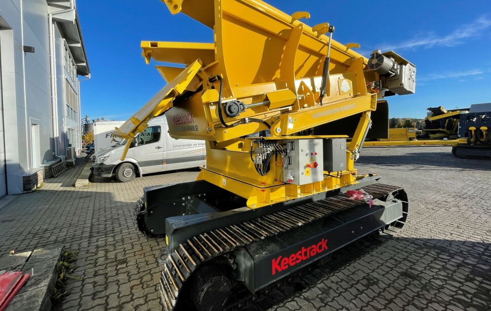 En av nyhetene på Oktoberdager: Keestrack-mater for grov- og finknuste masser, matjord, sand, 0-500 mm sprengstein m.m. Kan lastes med 50 tonns hjullaster, 75 tonns gravemaskin eller stor grovknuser. Matervolum 15m³ og lastebredde 5 meter. Kapasiteten er opp til 600 m³/time/ 1000 tonn/time avhengig av type materiale. 100% elektrisk drift av mater og belter