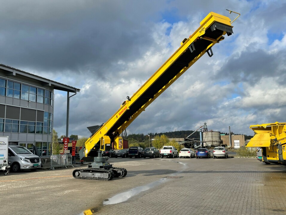 Vises: Opplagstransportør Keestrack S1e på belter. 3000 tonn/1800 m3 opplag (180grader) der svingfunksjonen er automatisk. Driftes elektrisk drift fra knuser/sikteverk eller nettstrøm.