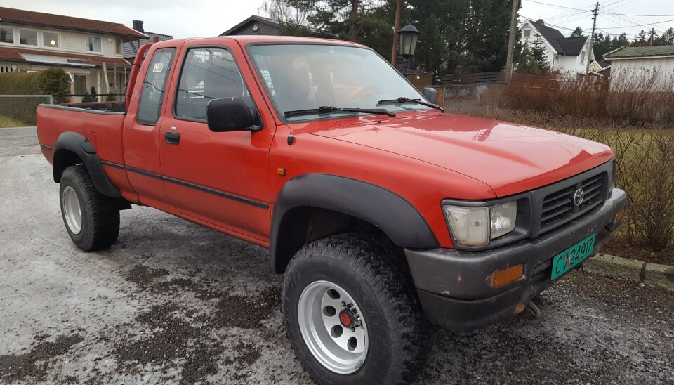 FELGER OG HJUL: Den forrige Hilux-en ble utstyrt med større dekk, felger og skjermutbyggere. Foto: Privat.
