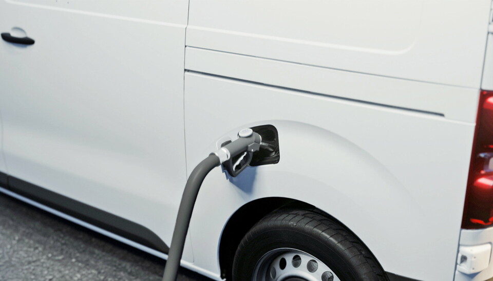 FYLLES: Det er nesten samme måte å fylle som med en dieselbil og fyllingen tar kun tre minutter.