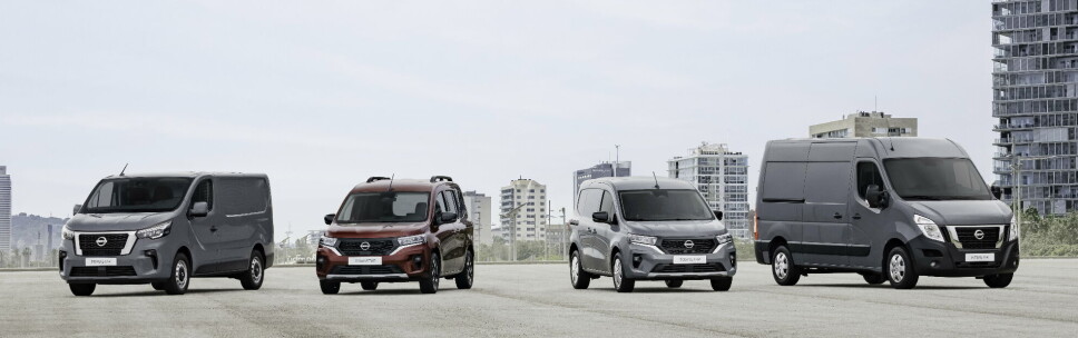 NAVNEENDRING: Til venstre den nye Primastar og i midten ser vi Townstar som person- og varebil mens til høyre står den største av varebilene til Nissan, Interstar.