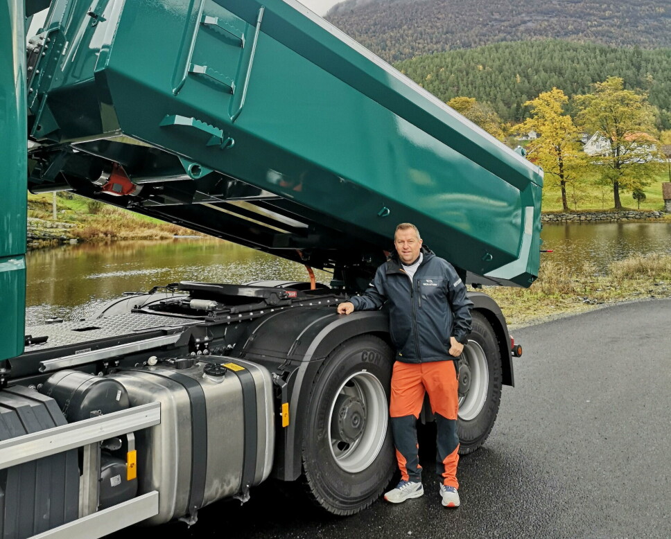 BRUKER NOMEK: Her er Sveinung Leine hos påbyggeren Nomek i Stryn. Rich. Steen bruker Nomek for ombygging til kombibiler. Foto: Rich. Steen