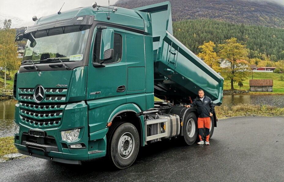 Sveinung Leine i Rich. Steen ved bilen som er bygget på et Arocs-chassis. Foto: Rich. Steen