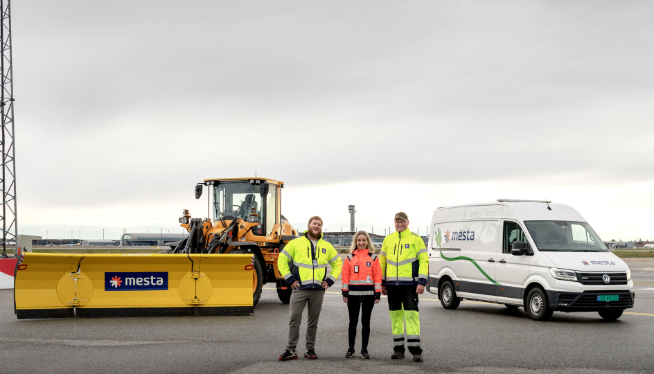 Prosjektleder Stefan Grønnerud, prosjektsjef Sør-Øst Elin Vigrestad og vaktsjef Atle Hoel i Mesta er klare for vinterdrift på Gardermoen.