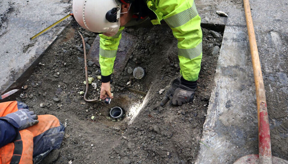Inge Haustveit, rådgiver på fjellsprenging i Vestland fylkeskommune, sjekker et av kamrene.