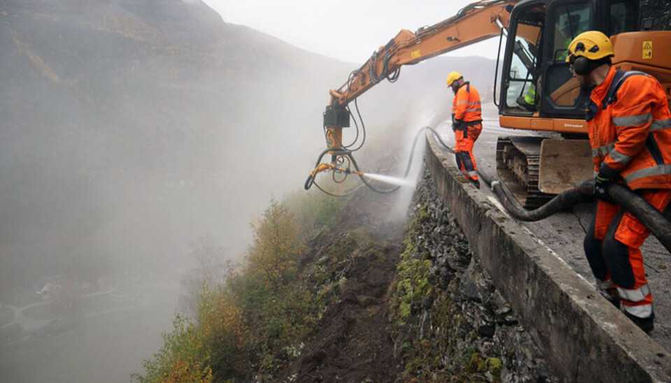De gamle tørrmurene på Sognefjellsveien må forsterkes med sprøytebetong og stag før rekkverket kan monteres. Før betongen kan sprøytes på må muren spyles for å få bort mose og jord. Dette arbeidet pågikk mens kamrene ble sjekket. Det var viktig å bekrefte at kamrene var uten sprengstoff før man presset stag under veien.