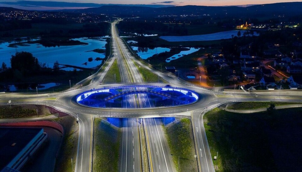 Innlandets mest trafikkerte veikryss har fått ny funksjons- og effektbelysning som skal skape en harmonisk og stedstilpasset belysningsopplevelse langs Mjøsa og naturreservatet Åkersvika.