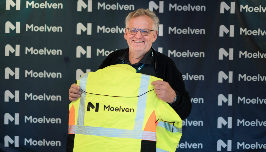Konsernsjef Morten Kristiansen viste den nye logoen som gjelder fra og med 18. oktober.