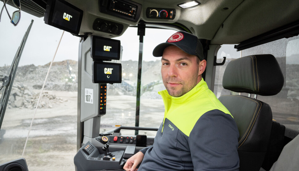 MASKINFØRER: Aleksander Stormoen, maskinfører i Gunnar Holth Grusforretning AS, bak spakene på den helt nye Cat 980 XE.