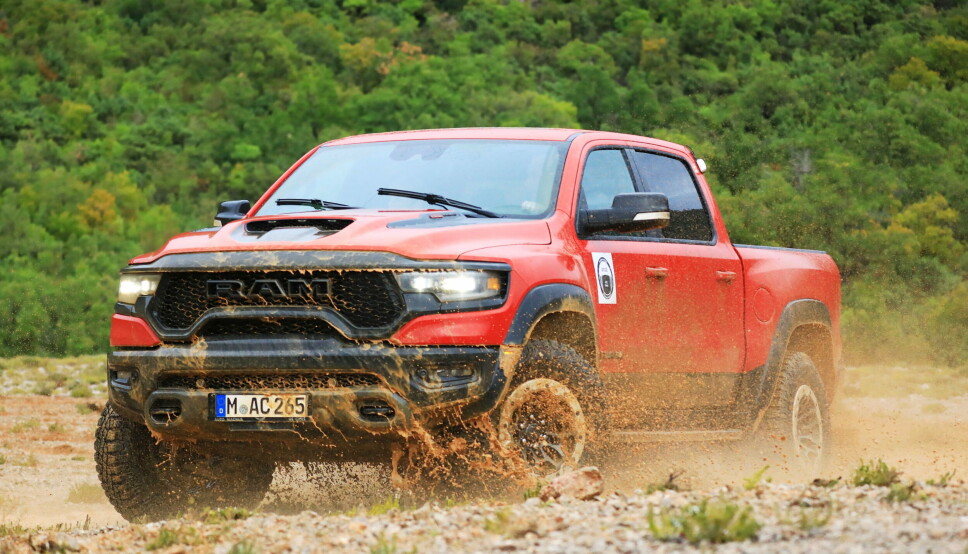 KAPABEL: Selv med spesifikasjoner som minner mest om en racerbil, er RAM 1500 TRX mer enn kapabel som arbeidsbil både på landeveien og i terrenget.