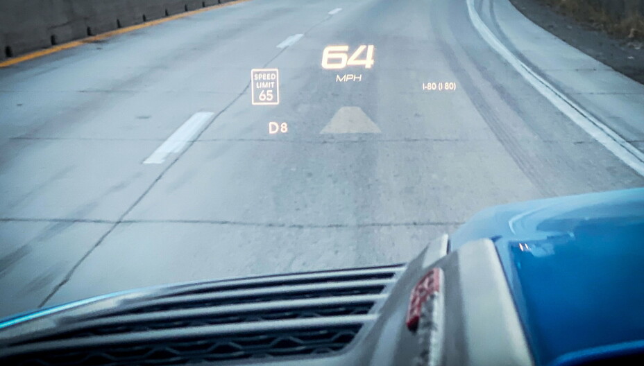 KONFIGURERBAR: Head up displayet er konfigurerbart slik at du kan velge hvilken informasjon du vil se.