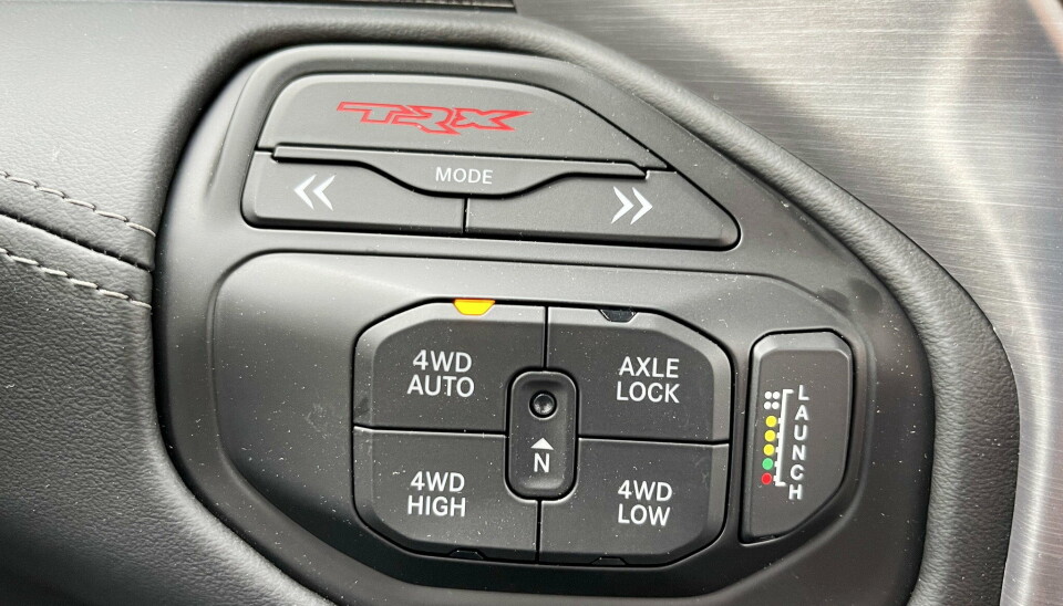 TILGJENGELIG: Lett tilgjengelig i et eget «cluster» er de ulike kjøremodusene, 4WD-innstillingene og knappen for «lounge kontroll» (antispinn).