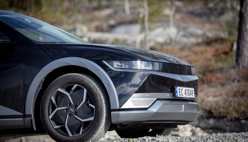 TETT: Fronten er helt tett, og LED-lysene er lave.