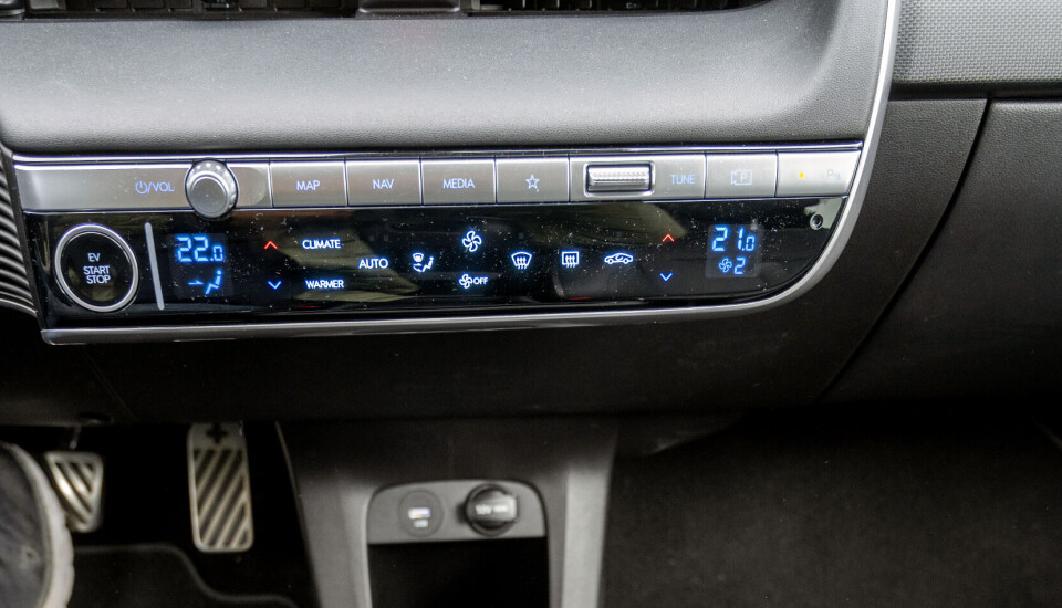 BEVEGELIG: Hele midtkonsollen, som har svært godt med oppbevaring, kan flyttes frem og tilbake.