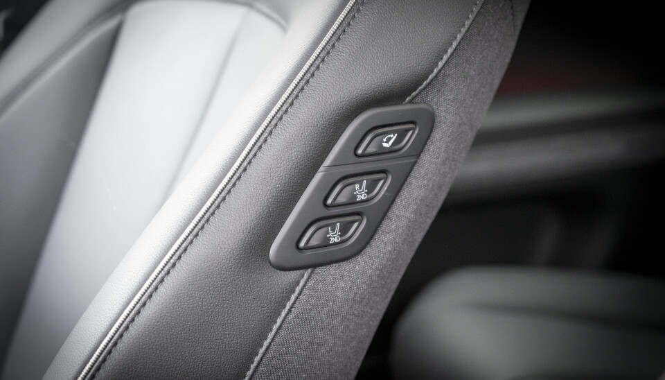 BAKSETE: Fra tre knapper på siden av passasjersetet kan også baksetene flyttes på.