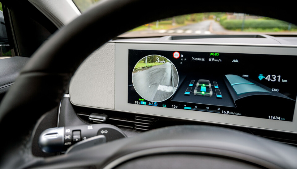 BLINDSONE: Når du setter på blinklyset kommer kamerabilde av aktuelle side av bilen opp i displayet.