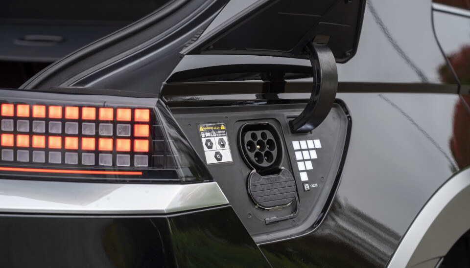 LADING: Du kan lade fra nærmest tom til 80 % i løpet av drøyt 20 min. Den elektriske luken over ladekontakten vippes opp.