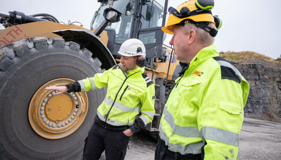UTVIKLING: Aleksander Stormoen (t.v.) forklarer sine første erfaringer med CAT 980 XE til Key Account Manager i Gunder Grimsrud i Pon Equipment.