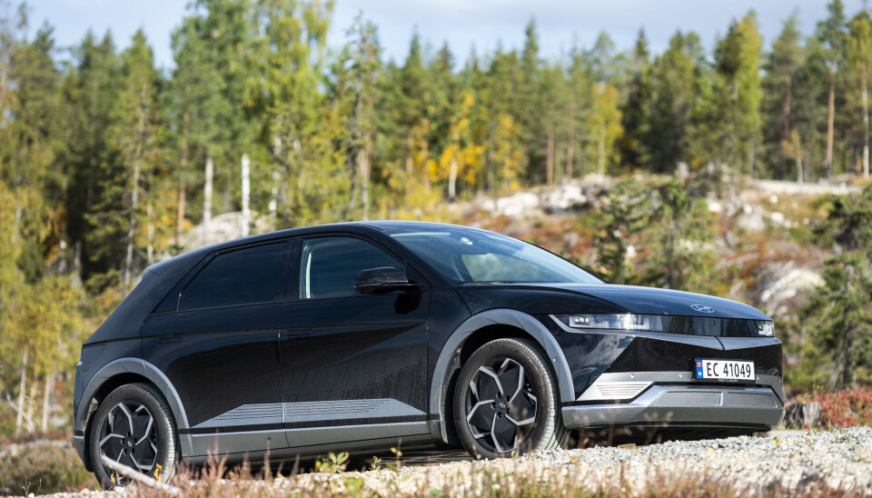 HJØRNENE: Bilen har store hjul som sitter helt ute i hjørnene. Det gir en god kjøreopplevelse.